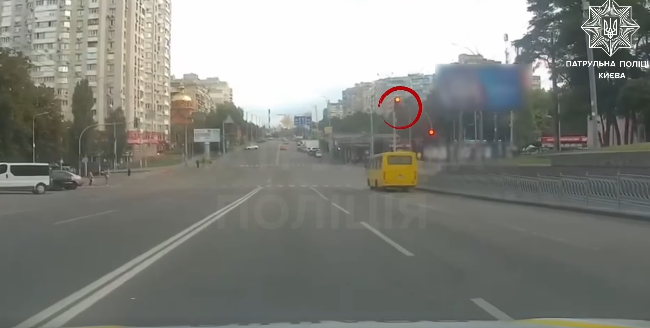 В Киеве оштрафовали водителя маршрутки за проезд на красный свет – видео