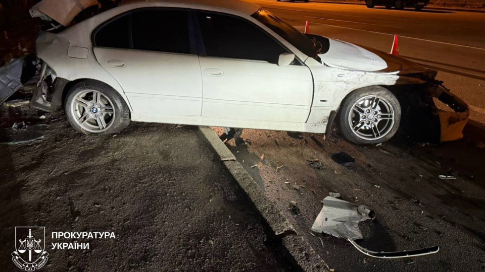 В Харькове водитель «BMW» протаранил припаркованное авто и сбил пешехода