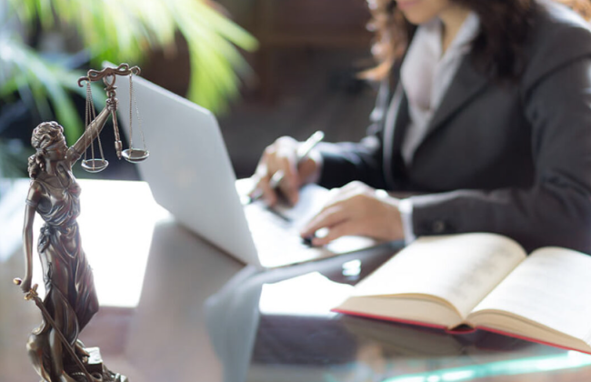 Солгала, чтобы «выиграть время» — в Британии юристку лишили профессии за обман клиентки