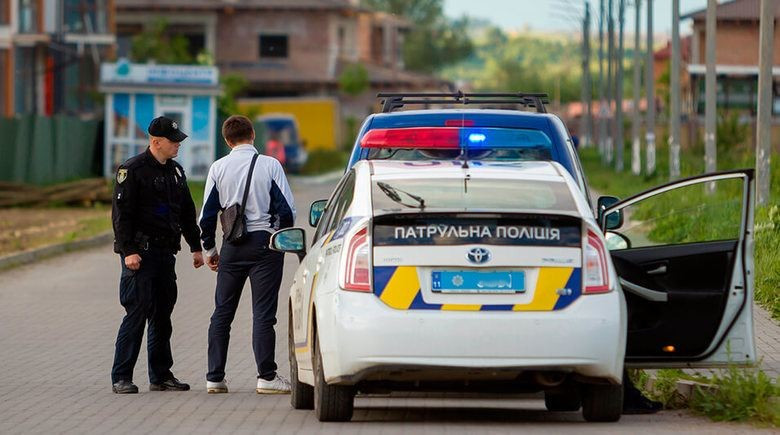 «Статья 130 или едем в ТЦК» – суд признал незаконными действия полицейских, которые придирались к владельцу сломавшегося в дороге автомобиля