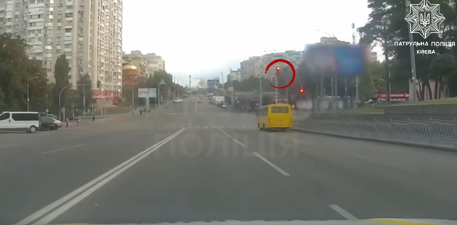 В Киеве оштрафовали водителя маршрутки за проезд на красный свет – видео