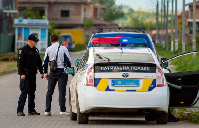 «Статья 130 или едем в ТЦК» – суд признал незаконными действия полицейских, которые придирались к водителю сломавшегося в дороге автомобиля