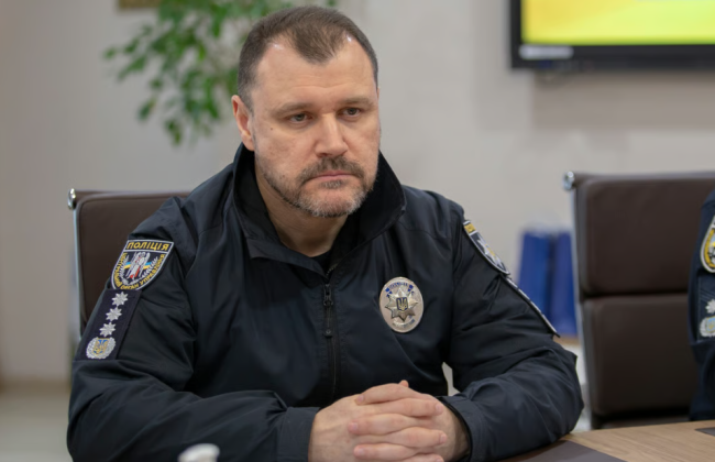 Депутатка місцевої ради, яка одночасно є вчителем чи лікарем, зможе виїхати за кордон, а ось секретар ради – ні: роз’яснення МВС