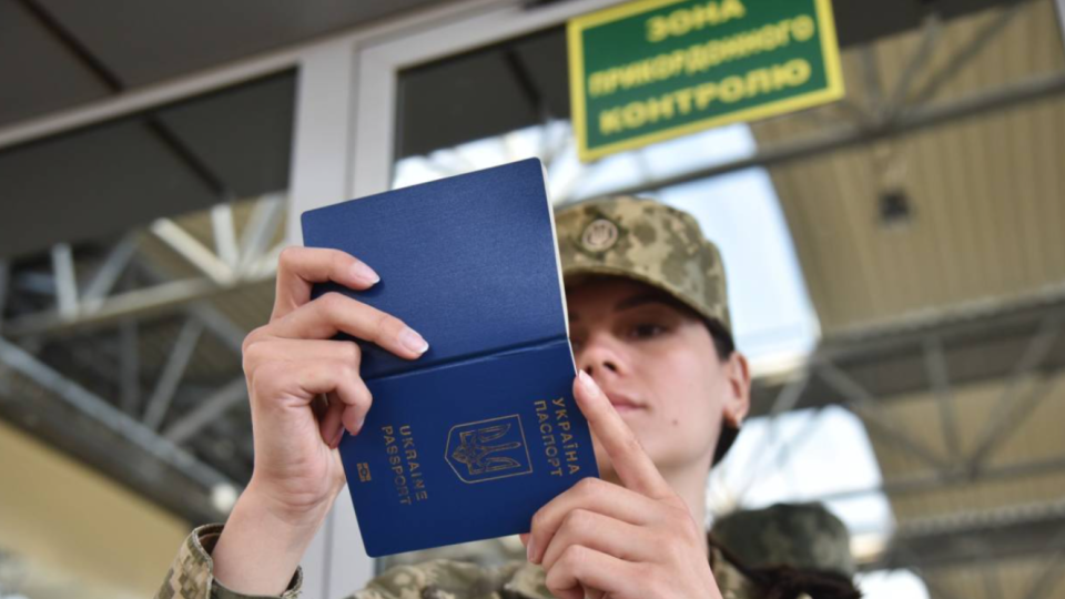 Выехать за границу смогут мужчины от 18 до 22 лет включительно, кроме определенных должностных лиц — опубликовано постановление