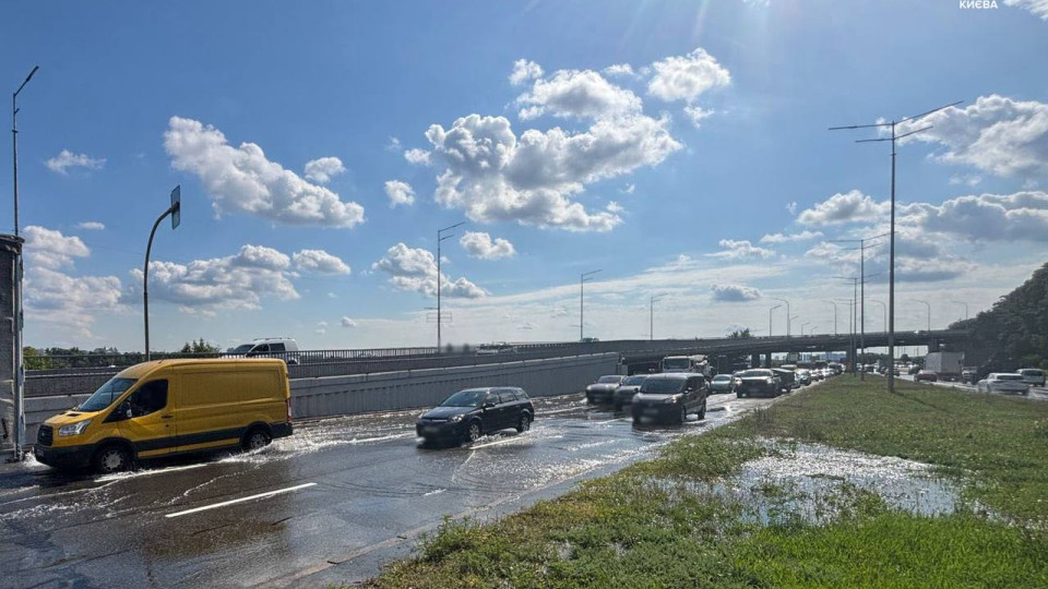 У Києві прорвало трубу – рух на Набережному шосе ускладнено