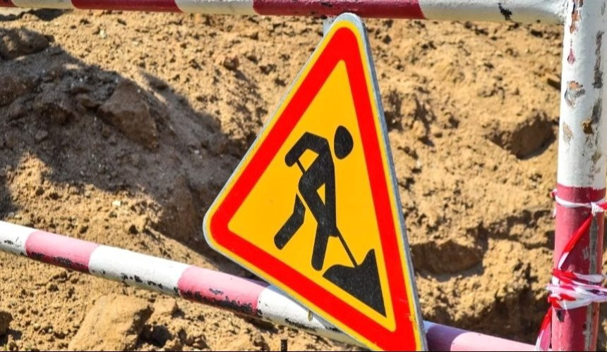 На Набережному шосе у Києві обмежили рух через аварію на водопроводі