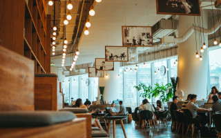 Українці почали рідше ходити у бари і ресторани: ціни ростуть, – дослідження