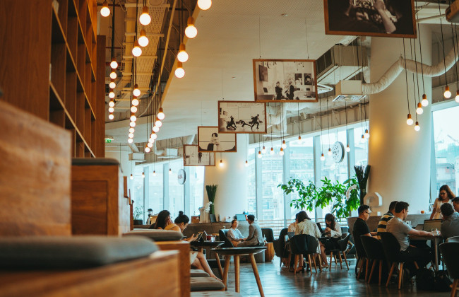 Украинцы стали реже ходить в бары и рестораны: цены растут, – исследование