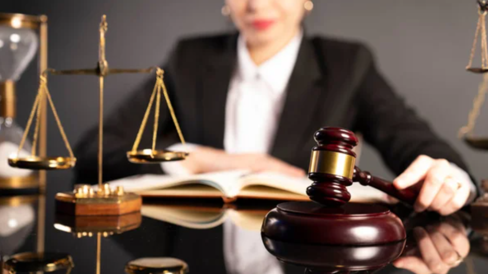 У Британії юристка завищувала час роботи до 23 годин на добу — її виключили з реєстру