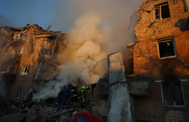 Россия ударила по Киеву «Кинжалами» и дронами: есть погибшие, повреждены дома, ТЦ, авто