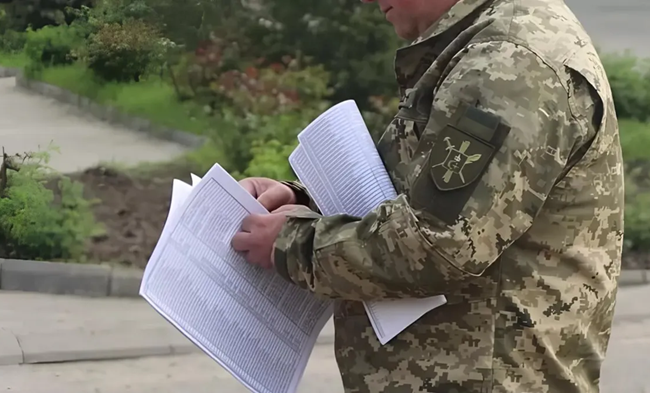 Цивільних осіб за поширення матеріалів, які ображають честь військовослужбовця чи його близьких родичів, зможуть покарати обмеженням волі