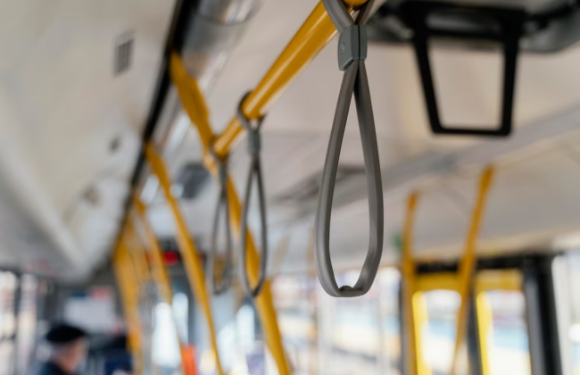 В Киеве после ночной атаки изменены маршруты общественного транспорта: как курсирует