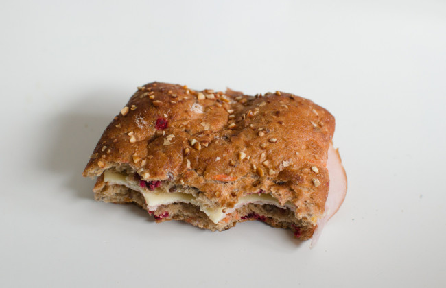 В США большое жюри отказалось выдвигать обвинение мужчине, бросившему сэндвич в агента