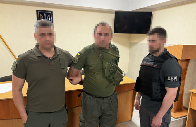 В Запорожье инспектора колонии будут судить за поставку заключенным наркотиков и телефонов