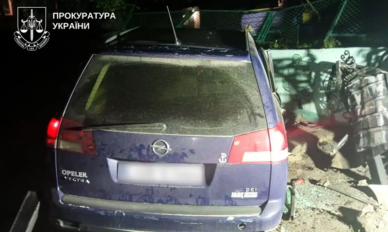 На Рівненщині нетверезий водій перевищив швидкість і влетів у паркан: є жертва
