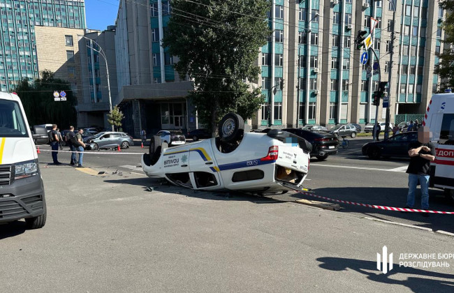 В Киеве автомобиль Renault столкнулся со служебным авто полиции – водитель-полицейский погиб