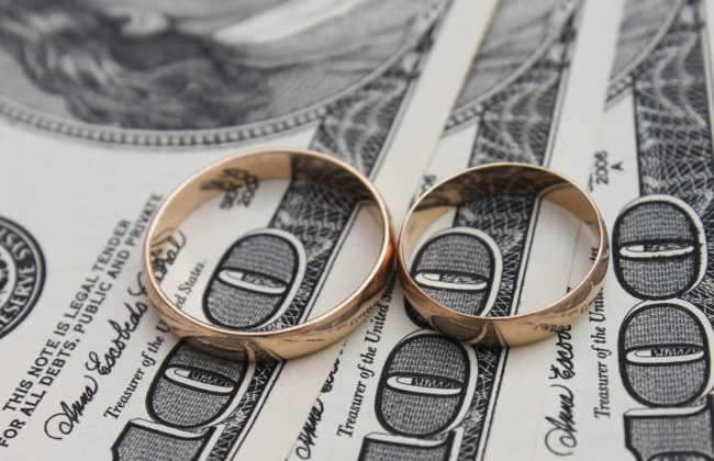 В Ивано-Франковской области мужчина организовывал браки для военнообязанных, чтобы те выехали из Украины