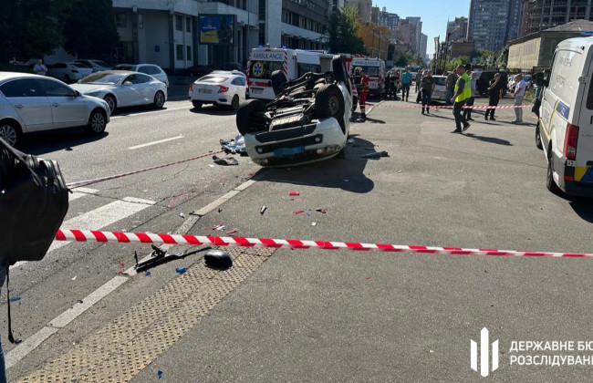 В Киеве автомобиль полицейских от удара в ДТП перевернулся на крышу – ГБР открыло дело