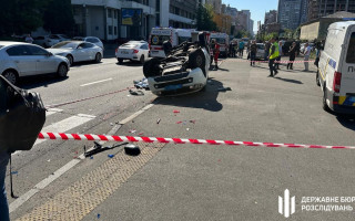 В Киеве автомобиль полицейских от удара в ДТП перевернулся на крышу – ГБР открыло дело