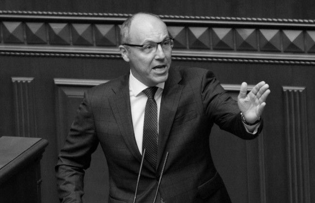 Убийство Андрея Парубия во Львове – полиция разыскивает нападавшего в форме курьера