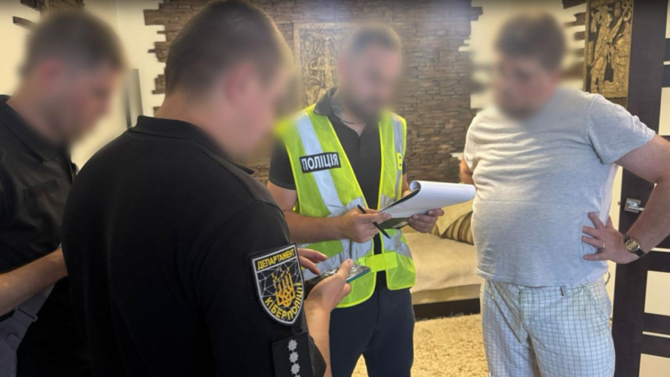 На Хмельниччині викрили підпільну друкарню: ділки переправляли чоловіків за кордон за фальшивими документами