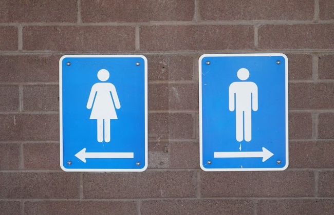 Верховный суд США просят запретить трансгендерному подростку пользоваться мужским туалетом