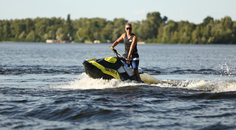У Києві затвердили правила плавання для гідроциклів й водних атракціонів