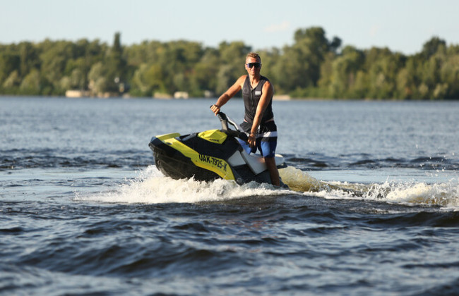 В Киеве утвердили правила плавания для гидроциклов и водных аттракционов