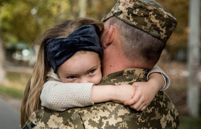 Право ребенка, рожденного после гибели отца-военного, на получение денежной помощи: обзор практики КАС ВС