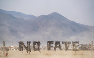 На Burning Man установили новую украинскую инсталляцию из обломков разрушенной – как выглядит