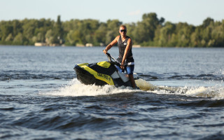 В Киеве утвердили правила плавания для гидроциклов и водных аттракционов