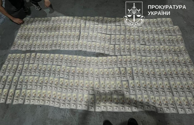 В Киеве мужчина требовал $30 тысяч у руководителя своей бывшей жены, угрожая пистолетом