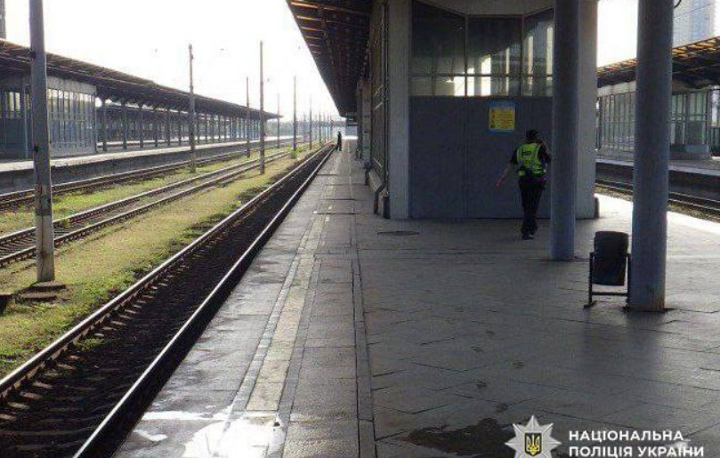 Смертельне селфі — у Києві помер чоловік, якого вдарило струмом на даху електрички