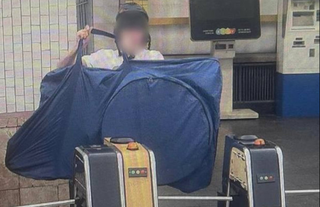 В Киеве привлекли к ответственности студента, который ехал на велосипеде по эскалатору метро