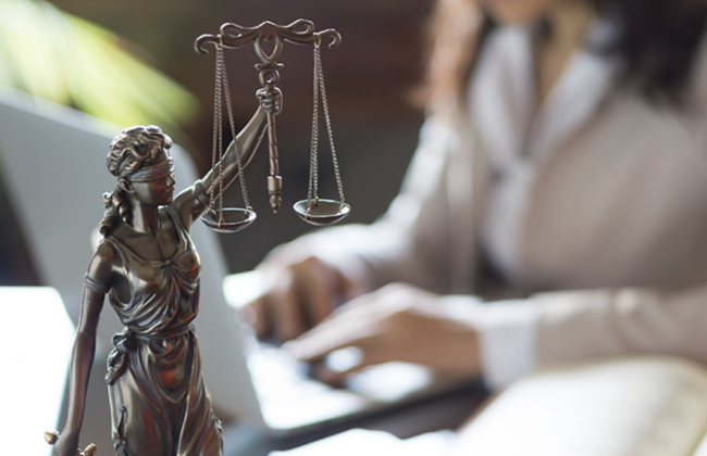 Британскую юристку, присвоившую £85 тысяч у своих клиентов, лишили права практики