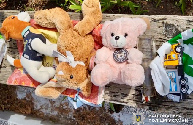 В Белой Церкви женщина похищала игрушки с могил погибших военных – дело передано в суд