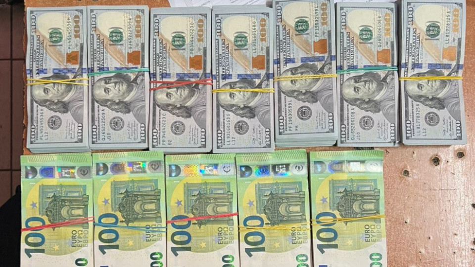 На кордоні з Польщею викрили чоловіка, який намагався винести з України $30700 та €8200
