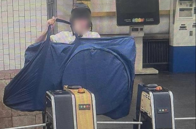 В Киеве привлекли к ответственности студента, который ехал на велосипеде по эскалатору метро
