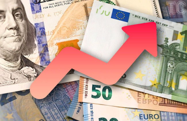 Украинцы в августе активнее покупали доллары и евро – НБУ назвал цифры