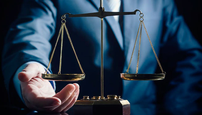 В Киеве адвокат требовал $5500 за «положительное» решение суда по делу о доме — полиция