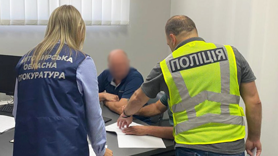 На Житомирщині троє ділків за гроші ставили ухилянтів на військовий облік — брали по 500 доларів