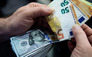 НБУ зберігає долар як курсоутворюючою валюту, але вивчає перехід на євро