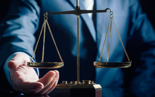 В Киеве адвокат требовал $5500 за «положительное» решение суда по делу о доме — полиция
