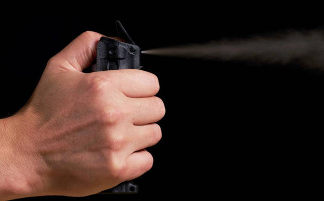 В Харькове мужчина с газовым баллончиком и раскладной палкой напал на сотрудника ТЦК