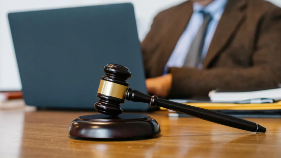 У Британії юриста відсторонили від практики на рік через зміну електронної адреси в листі