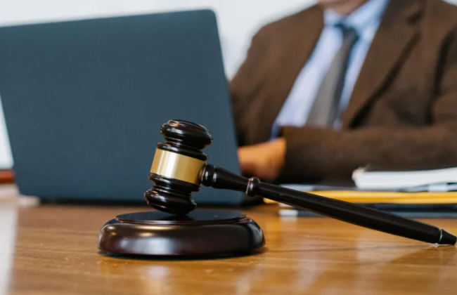 У Британії юриста відсторонили від практики на рік через зміну електронної адреси в листі