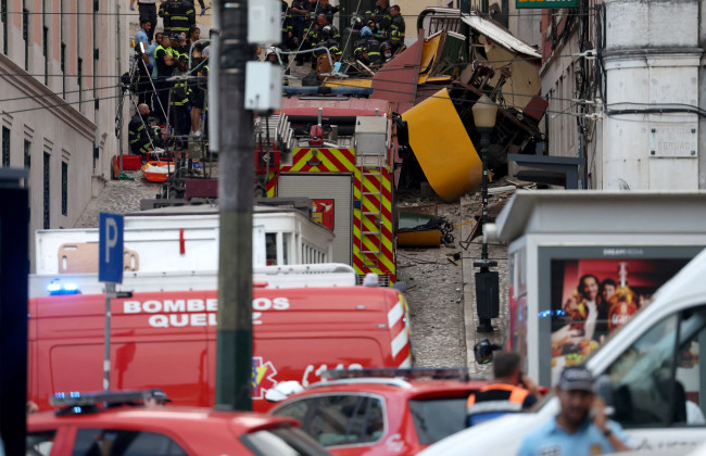 В Лиссабоне сошел с рельсов фуникулер: не менее 15 погибших