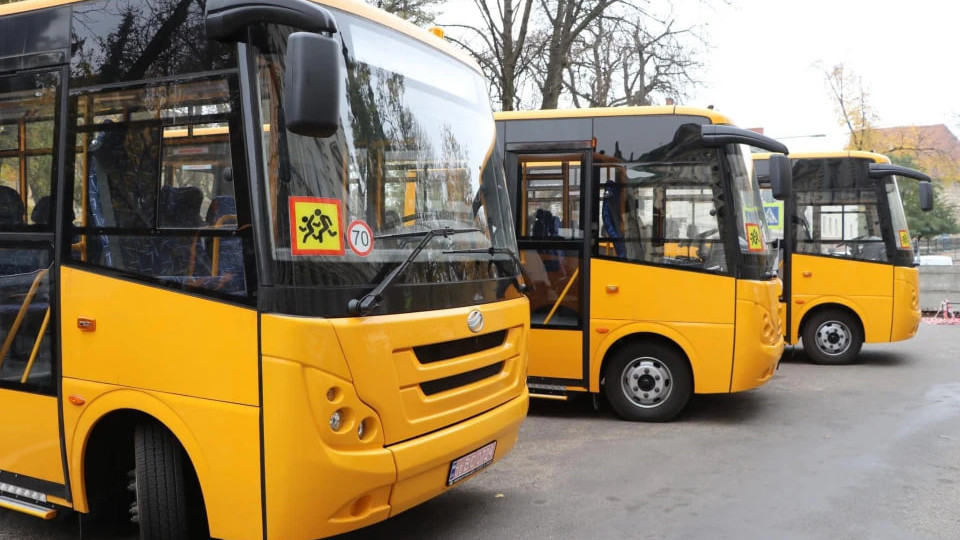 Уряд виділив 500 млн гривень на шкільні автобуси для прифронтових громад