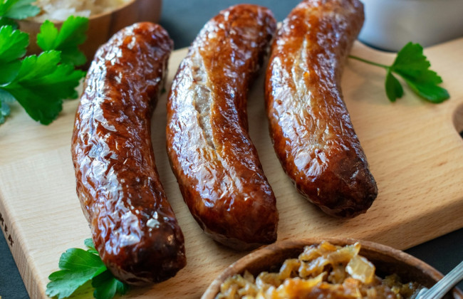 В Австрии судят мужчину, пытавшегося насильно накормить мусульманку сосиской из свинины