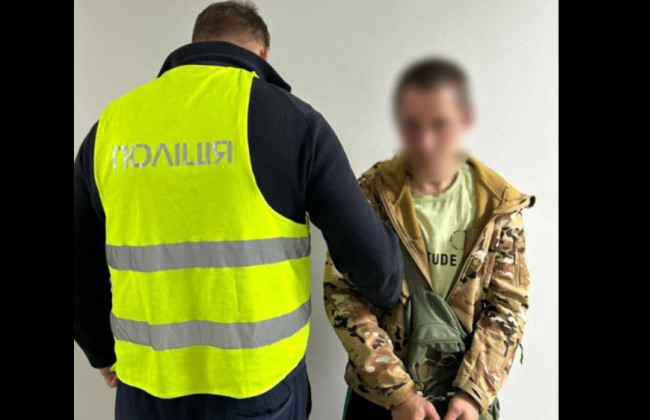 У Києві чоловік пограбував пораненого військового на візку